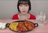 小姐姐吃一只烤鸡腿,小姐姐独享烤鸡腿的瞬间