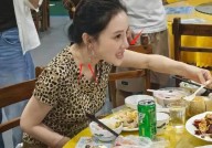 李小璐现身大排档吃饭一袭豹纹显老气！男粉丝争抢合影来者不拒娱乐吃瓜李小璐微博